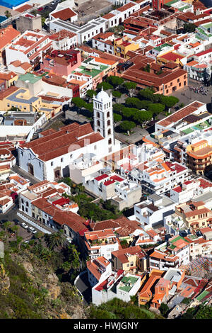 Strette stradine della storica città di Garachico. Il campanile della chiesa di Sant'Anna (Iglesia de Santa Ana). Il Garachico è un antica città sul Foto Stock