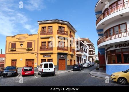 A Garachico, Tenerife, SPAGNA-CIRCA gen, 2016: strade soleggiate di Garachico nei pressi di case colorate. Garachico è un antico e più visitato la città sul Foto Stock