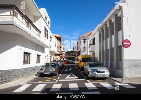 A Garachico, Tenerife, SPAGNA-CIRCA gen, 2016: bassa crescita e rinnovato belle case con grandi balconi sono nel centro di strade strette. Il Garachico Foto Stock