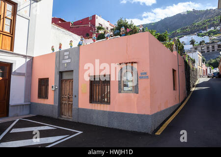 A Garachico, Tenerife, SPAGNA-CIRCA gen, 2016: porta di ingresso della costruzione di Casa los Enanitos è in strada stretta. Il Garachico è un antico e la maggior parte Foto Stock