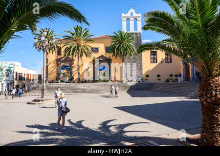 A Garachico, Tenerife, SPAGNA-CIRCA gen, 2016: edificio giallo è un monastero di San Francisco nella piazza centrale della città di Garachico. Garachico è un ancie Foto Stock