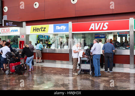 REINA SOFIA AEROPORTO, TENERIFE, Spagna - CIRCA DEC, 2015: Uffici di compagnie di noleggio auto che sono presso la sala del sud Aeroporto Internazionale di Tenerife isl Foto Stock