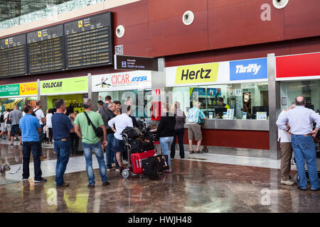 REINA SOFIA AEROPORTO, TENERIFE, Spagna - CIRCA DEC, 2015: stand delle aziende di noleggio auto sono nella sala degli arrivi del sud aeroporto internazionale di tener Foto Stock