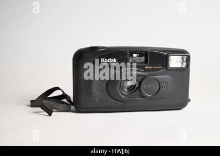 Vecchia Kodak fotocamera analogica, modello KB20. Pellicola 35mm Fotocamera compatta con 30mm Ektanar obiettivo a f/8, la velocità dello shutter di 1/100. Realizzato in Messico. Foto Stock