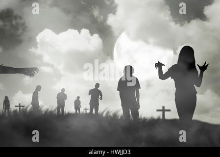 Silhouette gruppo di zombie camminare sotto la luna piena. Concetto di Halloween Foto Stock