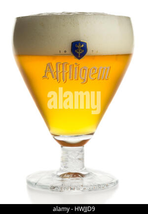 Il vetro del belga Affligem birra bionda isolato su uno sfondo bianco Foto Stock