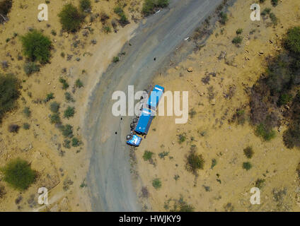 Vista aerea di un camion rovesciato su una strada di montagna, valle dell'Omo, Konso, Etiopia Foto Stock