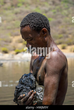 Tribù Borana uomo pronto a calarsi nel cratere del vulcano a raccogliere il sale di Oromia, El Sod, Etiopia Foto Stock