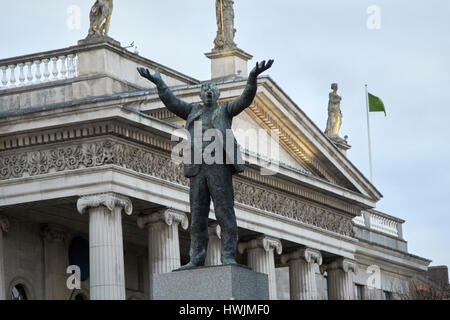 James larkin statua che si trova nella parte anteriore del GPO su oconnell street a Dublino Repubblica di Irlanda Foto Stock