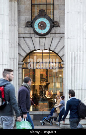 La gente camminare passato l'orologio e cuchullain statua nella finestra del GPO a Dublino Repubblica di Irlanda Foto Stock