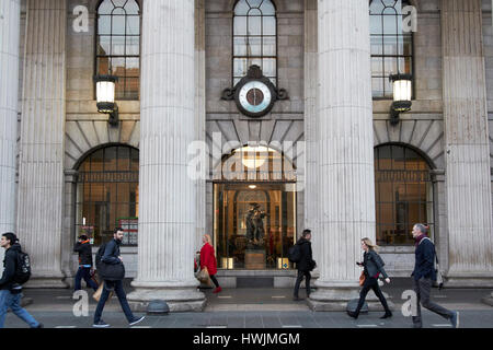 La gente camminare passato l'orologio e cuchullain statua nella finestra del GPO a Dublino Repubblica di Irlanda Foto Stock