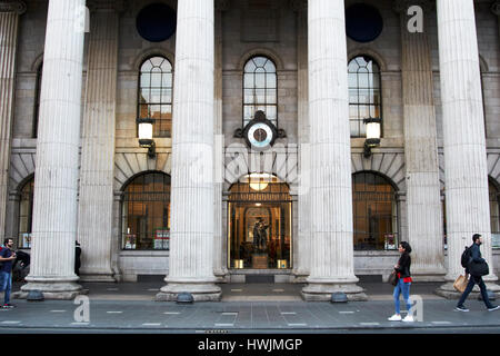 La gente camminare passato l'orologio e cuchullain statua nella finestra del GPO a Dublino Repubblica di Irlanda Foto Stock