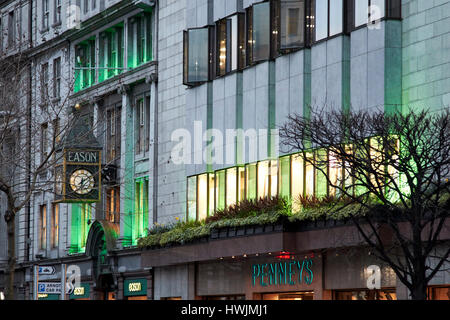 Eason orologio sul eason edificio e penneys in oconnell street illuminato di verde per il giorno di San Patrizio a Dublino Repubblica di Irlanda Foto Stock