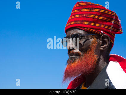 Ritratto di una tribù Borana sambuco con una barba rossa durante il sistema Gada cerimonia, Oromia, Yabelo, Etiopia Foto Stock