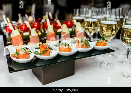 Delizioso sushi rotoli sulla piastra nera Foto Stock