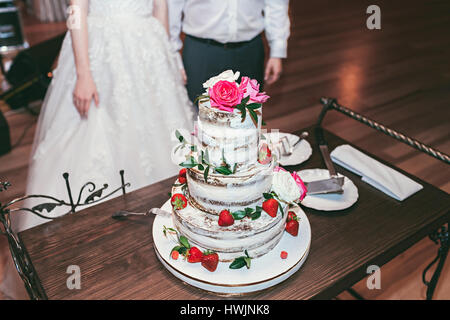 Torta decorata con rose e fragola Foto Stock