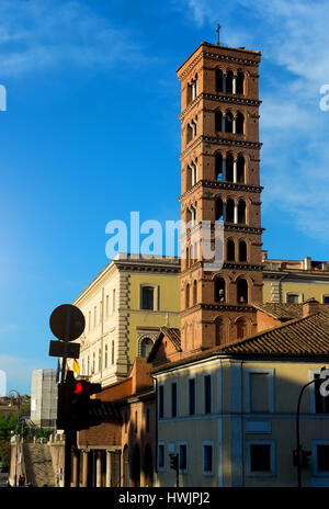 Il campanile di Santa Maria in Cosmedin chiesa in Roma, Italia Foto Stock