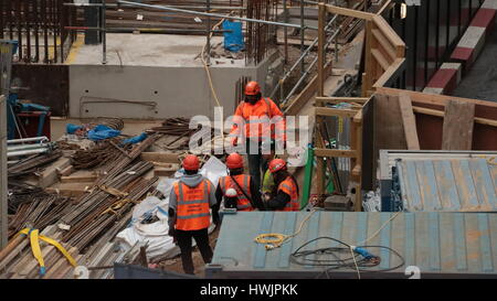 Lavoratori su un sito in costruzione la costruzione di un nuovo blocco uffici a Londra Foto Stock