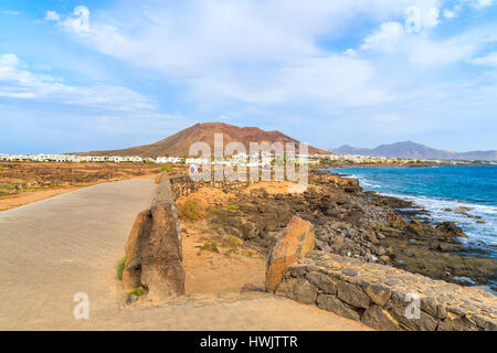 Passeggiata costiera lungo l'oceano in Playa Blanca, Lanzarote, Isole Canarie, Spagna Foto Stock