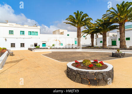Tipica architettura delle Canarie in Costa Teguise città sull isola di Lanzarote, Spagna Foto Stock