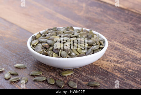 Tazza in porcellana verde con i semi di zucca Foto Stock