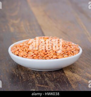 Tazza in porcellana con pelato di lenticchie rosse Foto Stock