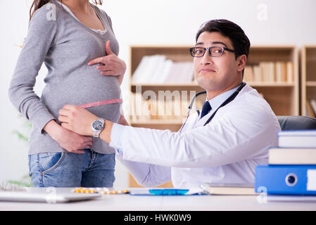 Donna incinta visita medico per la consultazione Foto Stock