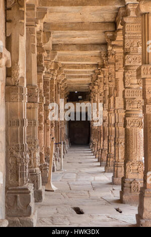 Intricate sculture in pietra sul chiostro colonne a Quwwat ul-Islam moschea, Qutb complessa, Delhi - assomiglia ad un tempio indù pilastri - pilastri presi da Foto Stock