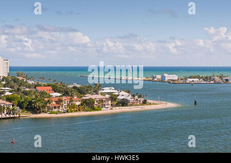 Canale di ingresso a Fort Lauderdale. I canali intracostieri e da Port Everglades forniscono passaggio per navi da crociera e navi di piccole dimensioni in Fort Lauder Foto Stock