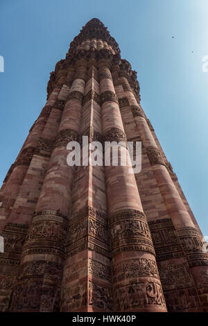 Qutb complesso Qutb Minar e i suoi Monumenti, Delhi costruito agli inizi del XIII secolo a pochi chilometri a sud di Delhi, la torre di arenaria rossa di Qutb M Foto Stock