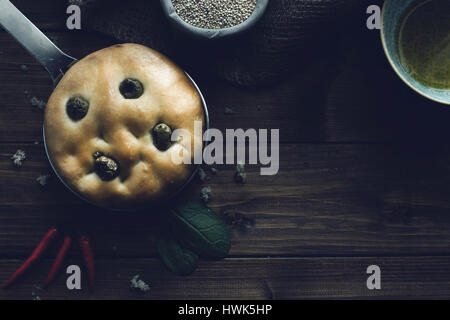 Italiano tradizionale focaccia alle olive verdi su legno backround. Foto Stock