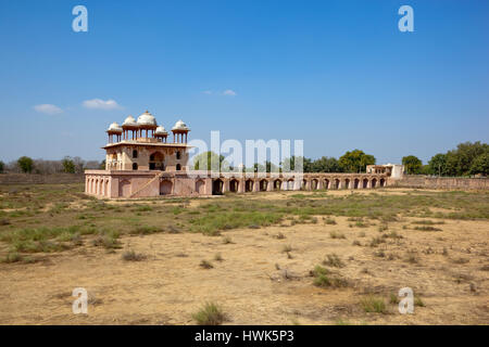 Il sito storico di Jal Mahal in Narnaul, Rajasthan in India del Nord sotto un cielo blu Foto Stock