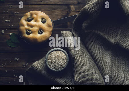 Italiano tradizionale focaccia alle olive verdi su legno backround. Foto Stock