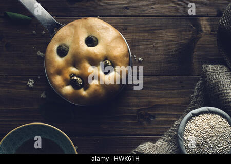 Italiano tradizionale focaccia alle olive verdi su legno backround. Foto Stock