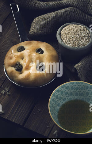 Italiano tradizionale focaccia alle olive verdi su legno backround. Foto Stock