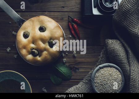 Italiano tradizionale focaccia alle olive verdi su legno backround. Foto Stock