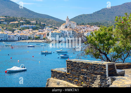 Vista di Cadaques villaggio sul mare mediterraneo in Costa Brava Catalogna Foto Stock