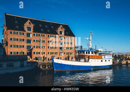 COPENHAGEN, Danimarca - 11 Marzo 2017: Copenhagen DANIMARCA tipica architettura. La foto è raffigurante 71 Nyhavn Hotel ospitato in un 200-anno-vecchia banca Canale di Beagle Foto Stock