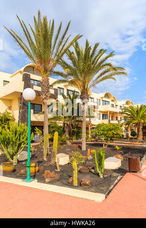 PLAYA BLANCA, Lanzarote Island - Jan 11, 2015: hotel Appartamento Edificio giardini tropicali in Playa Blanca village, Lanzarote, Isole Canarie, Spagna. Foto Stock