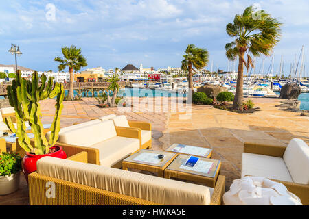 MARINA RUBICON, Lanzarote Island - Jan 11, 2015: divano e tavolino da caffè in ristorante a Rubicone yacht port. Lanzarote è la più settentrionale in Isola di Canar Foto Stock