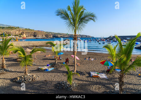 Spiaggia di San Juan, TENERIFE ISLAND - 15 NOV 2015: persone relax sulla splendida spiaggia con palme in San Juan città costiera, isola di Tenerife, Spagna. Foto Stock