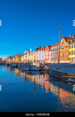 COPENHAGEN, Danimarca - 11 Marzo 2017: Copenhagen Nyhavn distretto. In 1977, Nyhavn è stato inaugurato come un veterano della nave e del porto di museo Foto Stock