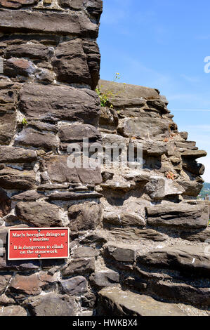 È pericoloso a salire sulla storica città medievale parete circondante Conwy town Foto Stock