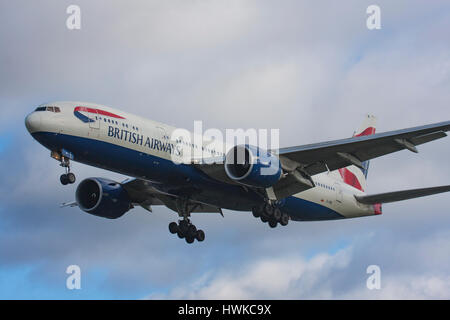British Airways Boeing 777-236 ER/atterraggio all'Aeroporto Heathrow di Londra, Regno Unito Foto Stock