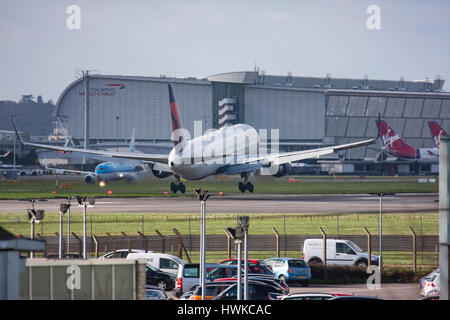 Delta Air Lines Boeing 767-332 ER/atterraggio all'Aeroporto Heathrow di Londra, Regno Unito Foto Stock