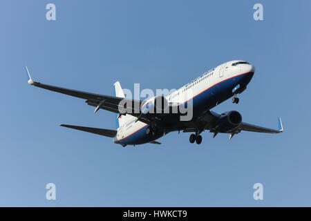 Aereo Boeing-737-800 Orenair Airlines atterra all'aeroporto di Rostov-on-Don, in Russia. Foto Stock