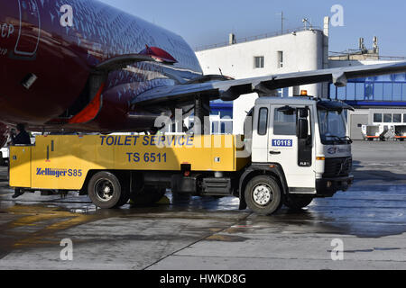 L'aviosuperficie macchina serve un aeroplano, Rostov-on-Don, in Russia, il 28 gennaio 2017 Foto Stock