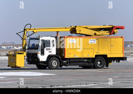 L'aviosuperficie macchina serve un aeroplano, Rostov-on-Don, in Russia, il 28 gennaio 2017 Foto Stock