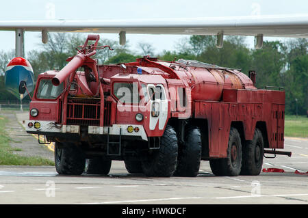 Aérodrome camion dei pompieri, Taganrog, Russia, 16 maggio 2015. Impianto di aviazione, questa macchina corre sul terreno con acqua idrovolanti Foto Stock