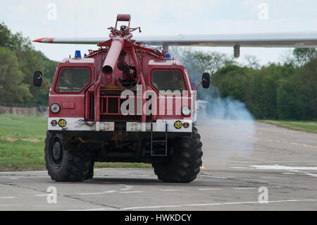 Aérodrome camion dei pompieri, Taganrog, Russia, 16 maggio 2015. Impianto di aviazione, questa macchina corre sul terreno con acqua idrovolanti Foto Stock
